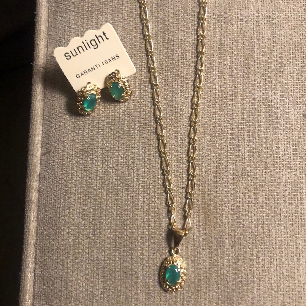 Gold tone jewelry set